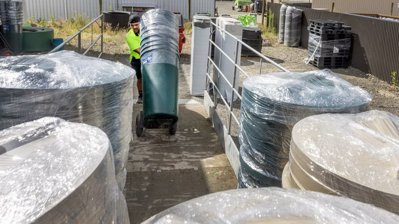 Vận chuyển những thùng 200lít đựng nước từ Feilding đến Wellington. (Nguồn: Stuff)