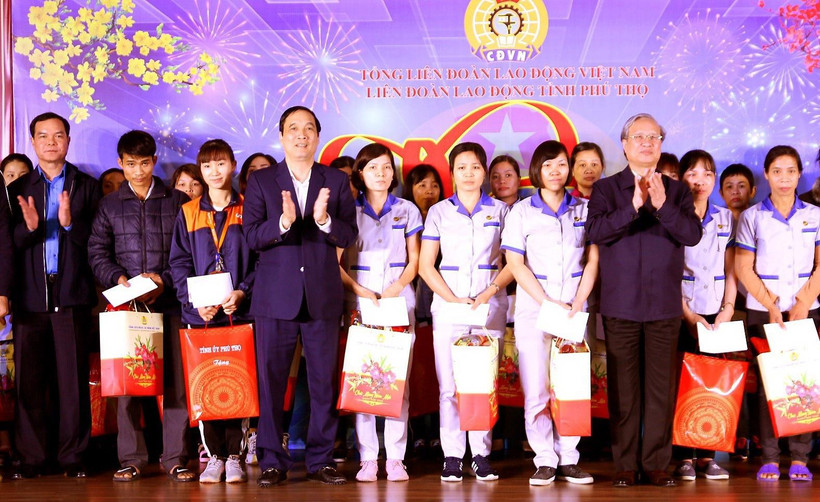 Ông Trần Quốc Vượng tặng quà công nhân có hoàn cảnh khó khăn của Công ty Trách nhiệm hữu hạn JNTC VINA. (Ảnh: Trung Kiên/TTXVN)