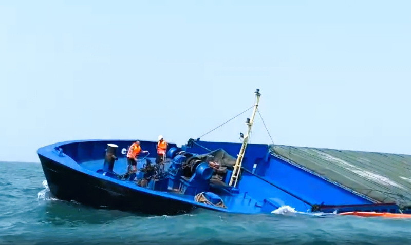 Tàu hàng có 8 thuyền viên đang bị chìm trên vùng biển Quảng Nam. (Nguồn: báo Lao động)
