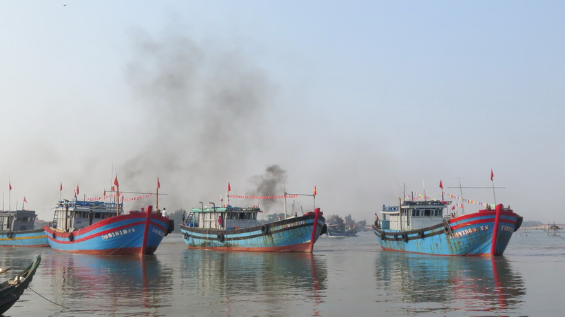 Tàu nổ máy vươn khơi. (Ảnh: Tường Vi/TTXVN)