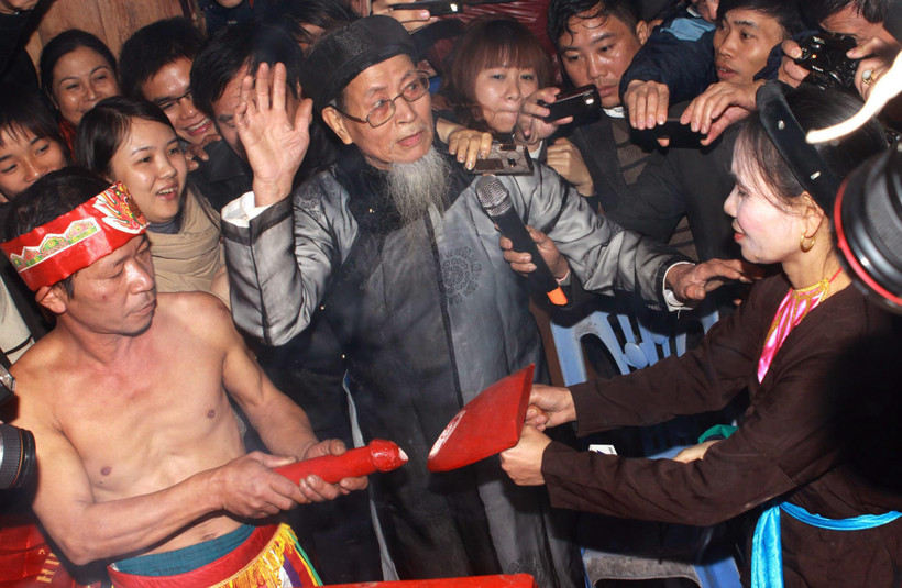 Nghi lễ "nõ" và "nường" chạm vào nhau trong "Lễ mật." (Ảnh : Anh Tuấn/TTXVN)