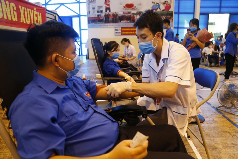 Đông đảo công đoàn viên, thanh niên tham gia hiến máu. (Ảnh: Nam Sương/TTXVN)
