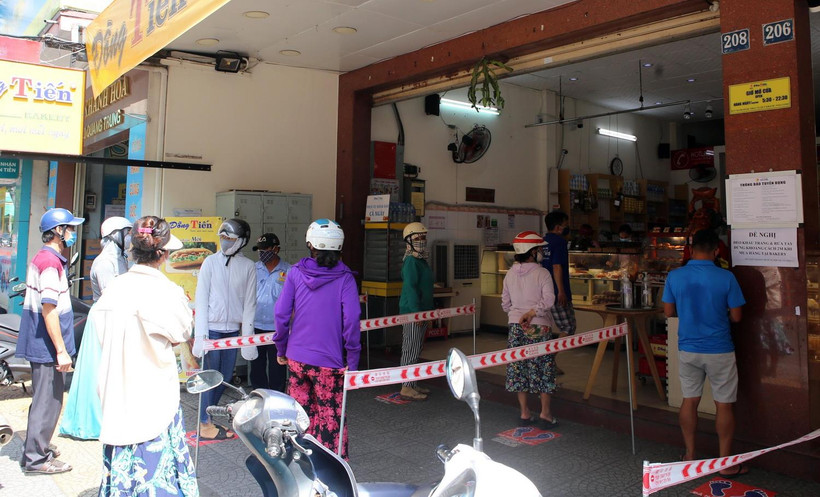 Người dân tranh thủ đi mua thực phẩm sau khi có thông tin dừng kinh doanh tại các cửa hàng ăn uống, giải khát kể cả bán qua mạng, bán mang về. (Ảnh: Trần Lê Lâm/TTXVN)