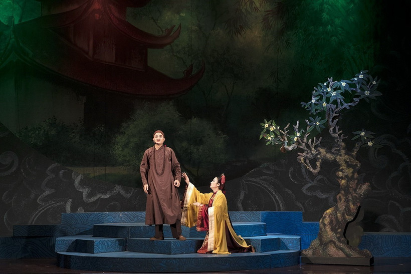 Cảnh trong vở "Linh từ Quốc mẫu," vở diễn đầu tay do Nghệ sỹ Nhân dân Hoài Thu đạo diễn đã giành Huy chương Vàng Liên hoàn Chèo toàn quốc năm 2022; nghệ sỹ Hoài Thu giành giải Đạo diễn xuất sắc. (Ảnh: TTXVN phát)