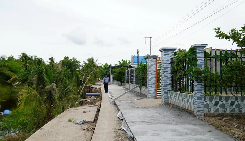 Đường tạm dọc Kênh Bốn Ngàn, xã An Minh Bắc vừa được mở để giúp việc đi lại của người dân an toàn. (Ảnh: Văn Sĩ/TTXVN)