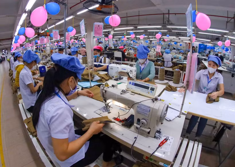 Công nhân sản xuất hàng may mặc tại Công ty Cổ phần Dệt May 29/3, thành phố Đà Nẵng. (Ảnh: Trần Lê Lâm/TTXVN)