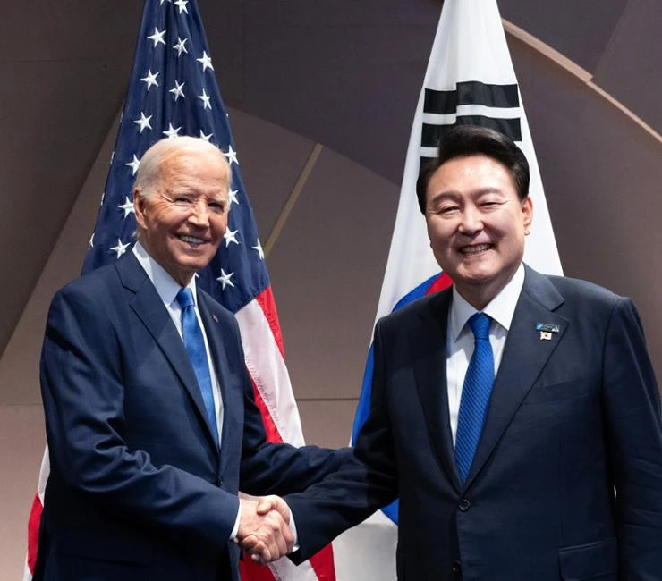 Tổng thống Yoon Suk Yeol (phải) và người đồng cấp Mỹ Joe Biden bắt tay trong hội nghị thượng đỉnh của Tổ chức Hiệp ước Bắc Đại Tây Dương (NATO) tại Washington, ngày 11/7. (Nguồn: Yonhap)