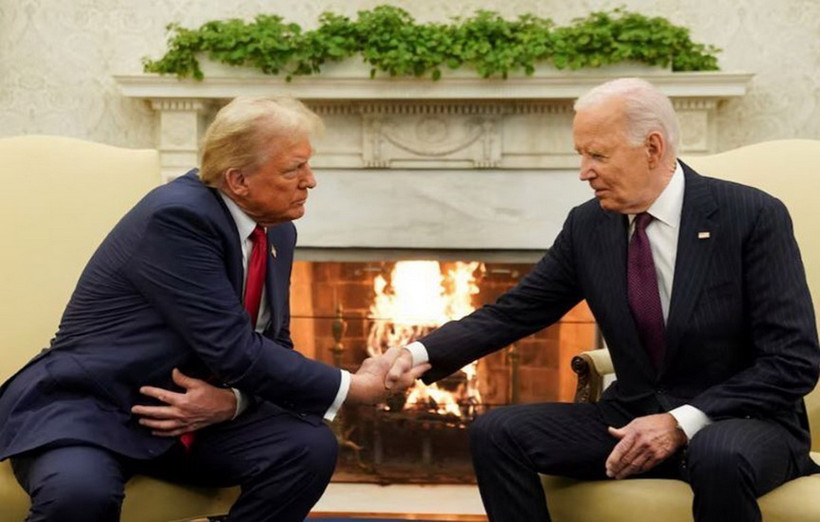 Tổng thống Mỹ Joe Biden (phải) trong cuộc gặp Tổng thống đắc cử Donald Trump tại Nhà Trắng ở Washington DC., ngày 13/11. (Ảnh: REUTERS/TTXVN)