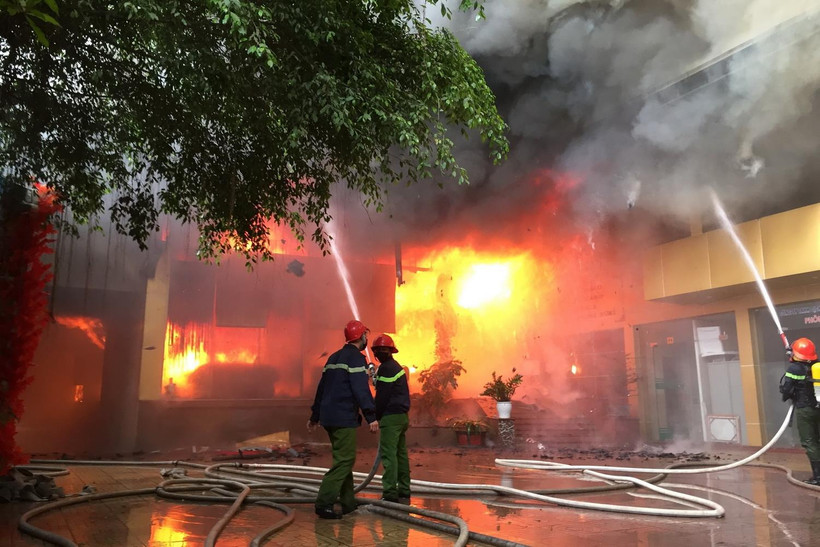 Ngọn lửa bùng phát lớn tại khu vực tầng 1. (Ảnh: Nguyễn Oanh/TTXVN)