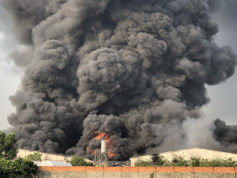 Hiện trường vụ cháy tại công ty sản xuất đèn cầy. (Ảnh: Thanh Tân/TTXVN)