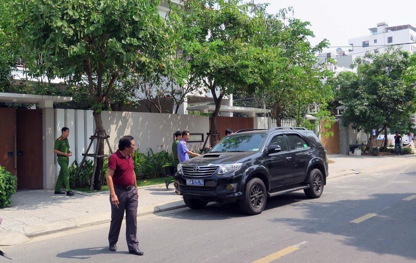 Cơ quan chức năng đến khám nhà ông Nguyễn Ngọc Tuấn. (Ảnh: Nguyễn Sơn/TTXVN)