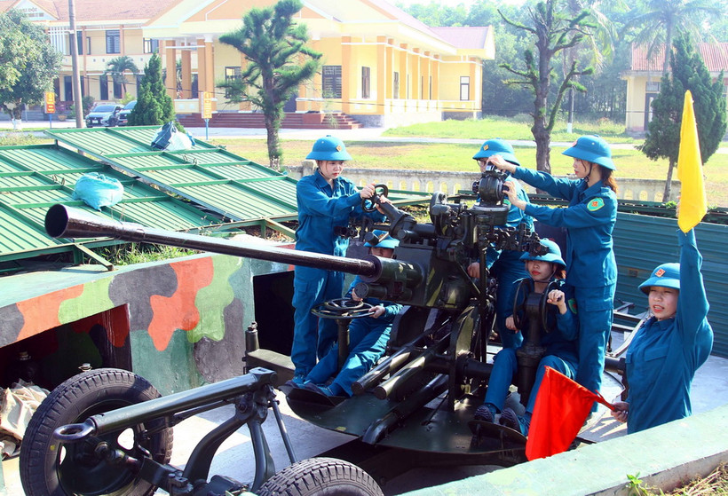 Một buổi huấn luyện trực sẵn sàng chiến đấu của các nữ dân quân Đại đội thường trực pháo phòng không 37 ly. (Ảnh: Tá Chuyên/TTXVN)