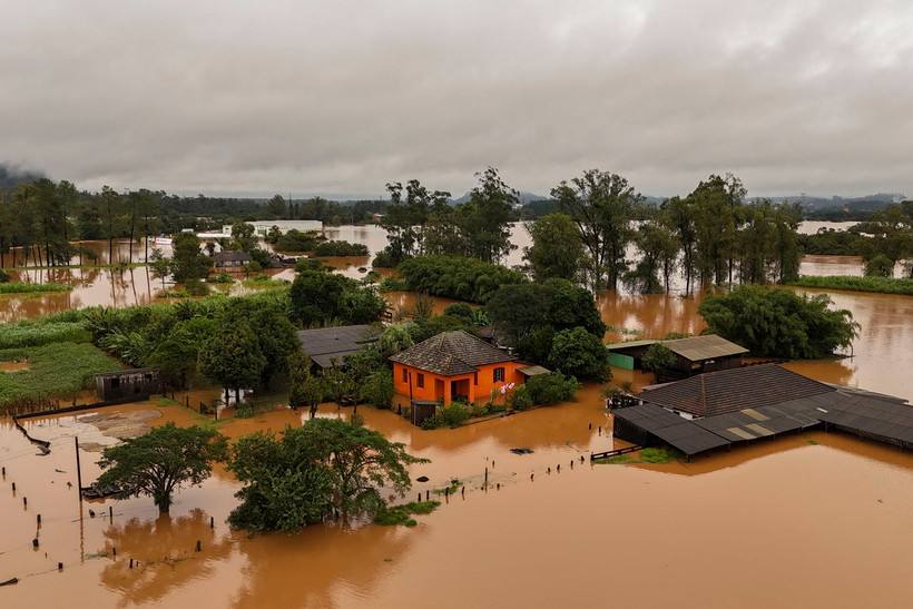 Cảnh ngập lụt sau những trận mưa lớn tại Capela de Santana, bang Rio Grande do Sul, Brazil. (Ảnh: AFP/TTXVN)