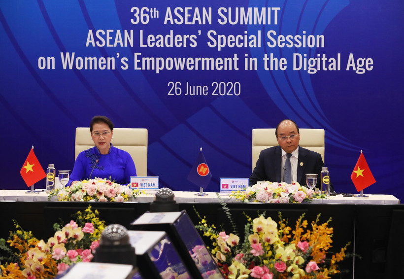 Thủ tướng Nguyễn Xuân Phúc, Chủ tịch ASEAN 2020 và Chủ tịch Quốc hội Nguyễn Thị Kim Ngân, Chủ tịch AIPA 41 dự Phiên họp đặc biệt của các nhà Lãnh đạo ASEAN tại Hội nghị Cấp cao ASEAN 36 về tăng quyền năng phụ nữ trong thời đại số. (Ảnh: TTXVN)