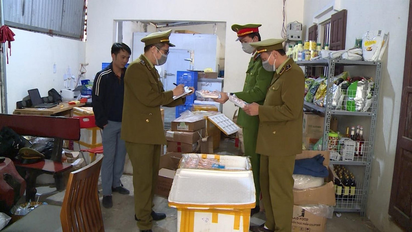 Lực lượng chức năng phát hiện cơ sở kinh doanh của Trần Văn Tiến có gần 1 tấn thực phẩm đã bốc mùi hôi thối. (Ảnh: TTXVN phát) 