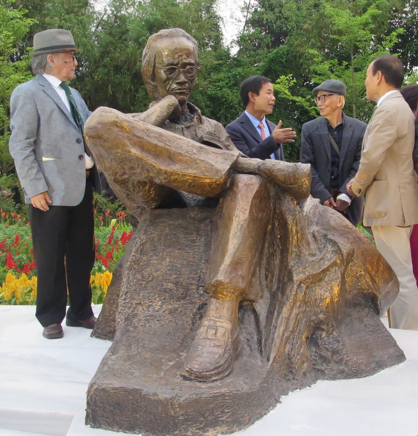 Tượng cố nhạc sỹ Trịnh Công Sơn. (Ảnh: Tường Vi/TTXVN)