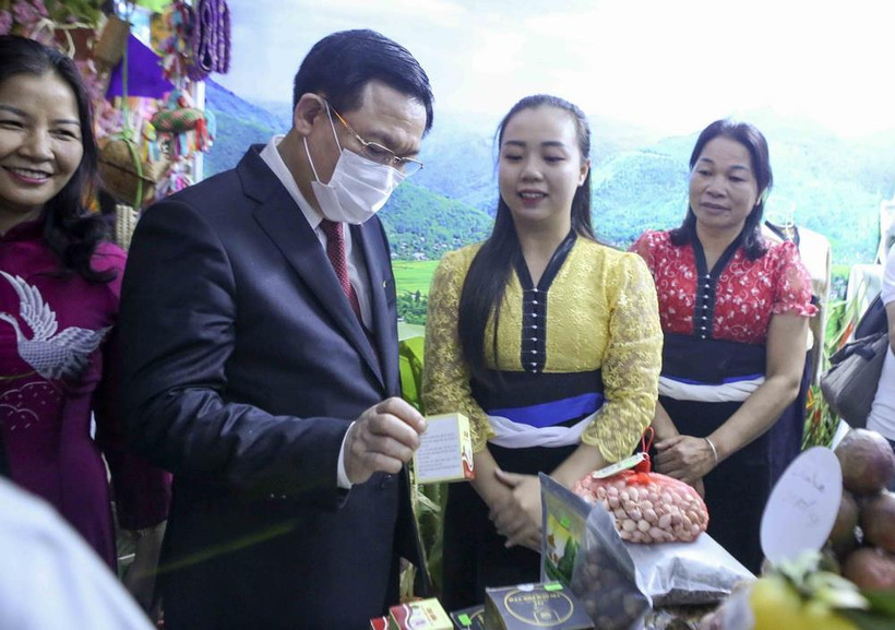 Bí thư Thành ủy Hà Nội Vương Đình Huệ và đại biểu tham quan các gian hàng tại Lễ hội Sắc màu Sơn La- Tây Bắc tổ chức tại Quảng trường Tượng đài Lý Thái Tổ (Hà Nội). (Ảnh: Tuấn Đức - TTXVN)