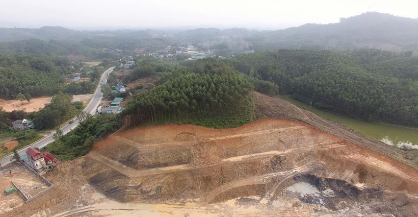 Đồi đất bị giật cấp để thuận tiện cho việc khai thác trái phép. (Ảnh: Quang Duy/TTXVN)