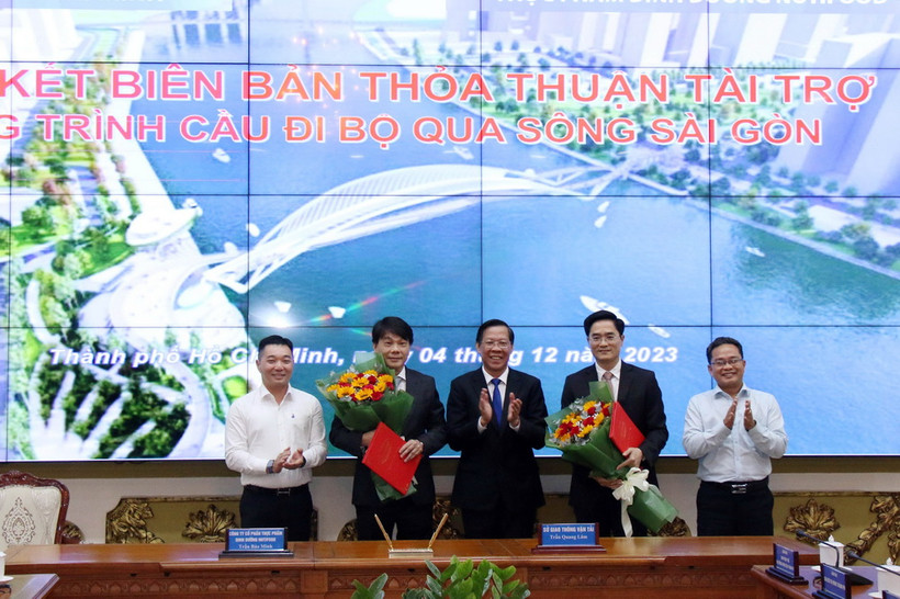 Chủ tịch UBND Thành phố Hồ Chí Minh Phan Văn Mãi tặng hoa chúc mừng. (Ảnh: Tiến Lực/TTXVN)