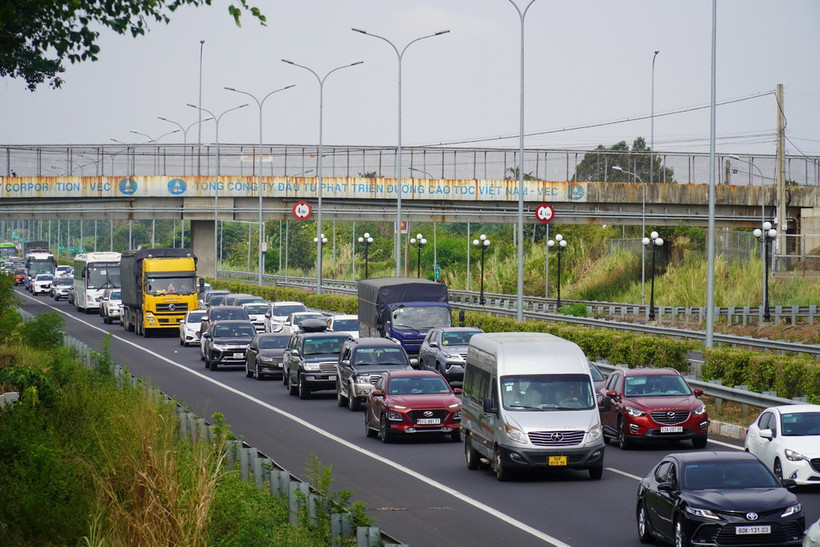 Ùn tắc kéo dài tại điểm cuối cao tốc TP Hồ Chí Minh - Long Thành - Dầu Giây. Ảnh: Công Phong - TTXVN 