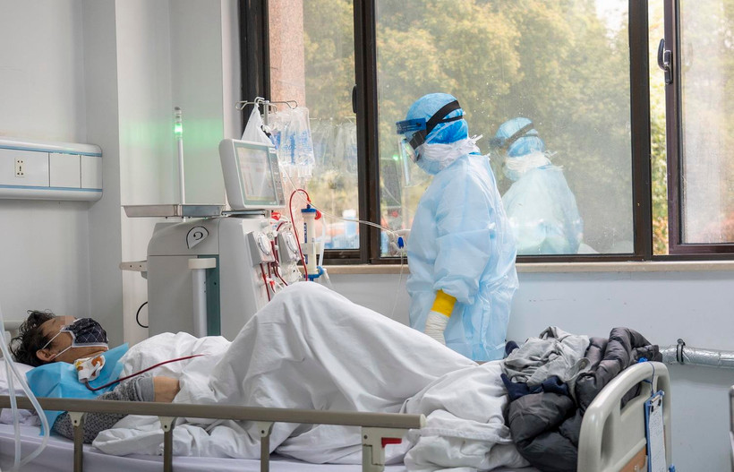 Nhân viên y tế chăm sóc bệnh nhân nhiễm COVID-19 tại một bệnh viện ở Vũ Hán, Trung Quốc ngày 21/3 vừa qua. (Ảnh: THX/TTXVN)