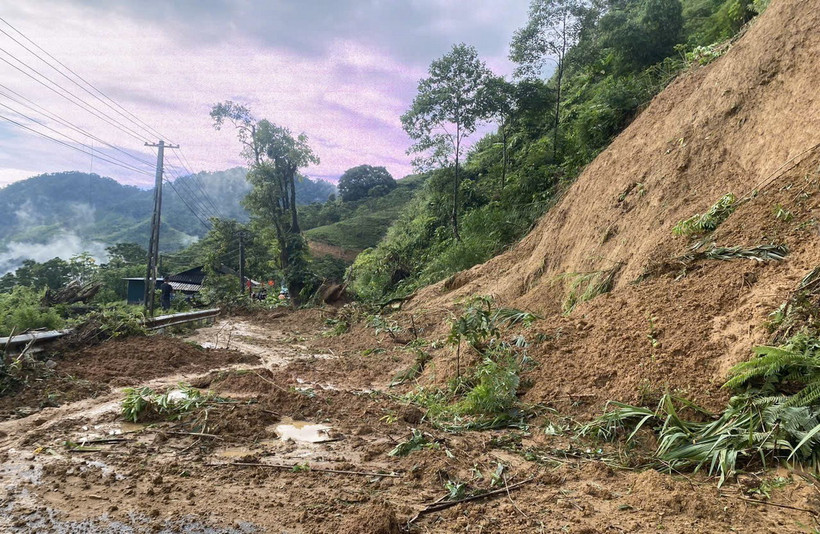 Sạt taluy dương đoạn Km 56+260, Quốc lộ 15C. (Ảnh: TTXVN phát)