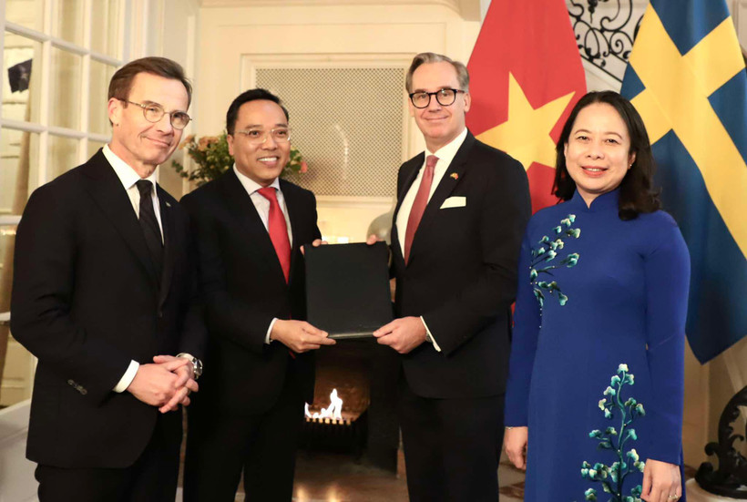 Phó Chủ tịch nước Võ Thị Ánh Xuân và Thủ tướng Vương quốc Thụy Điển Ulf Kristersson chứng kiến lễ trao Bản ghi nhớ hợp tác. (Ảnh: Phương Hoa/TTXVN)