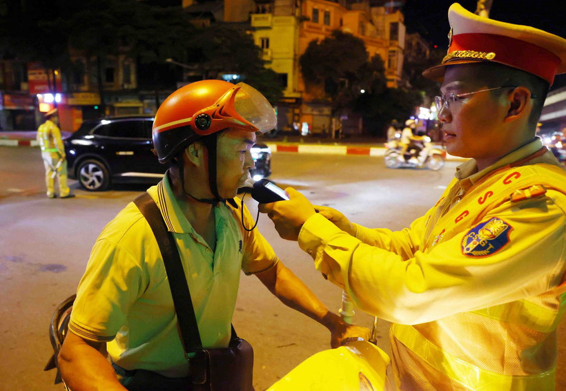 Cảnh sát Giao thông kiểm tra nồng độ cồn (Ảnh minh họa: Phạm Kiên/TTXVN)