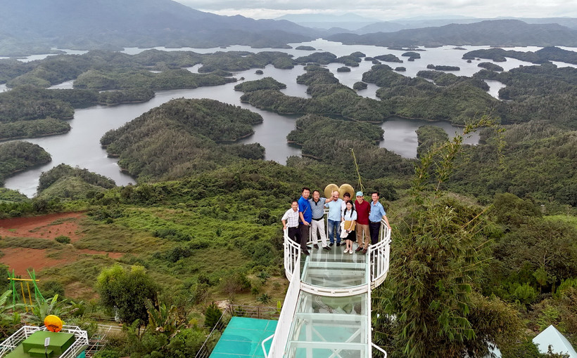 Du khách thích thú chụp ảnh lưu niệm bên Hồ Tà Đùng. (Ảnh: Nguyễn Việt Dũng/TTXVN)