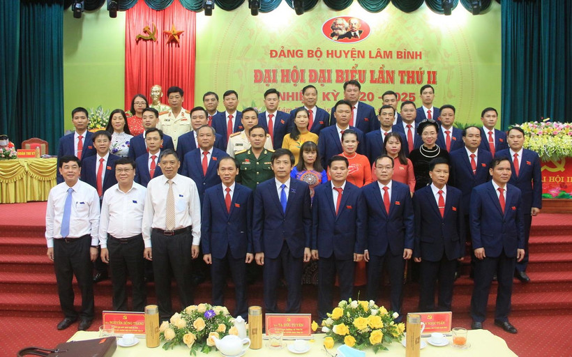 Ban Chấp hành Đảng bộ huyện Lâm Bình khóa II, nhiệm kỳ 2020-2025 chụp ảnh lưu niệm với các đại biểu. (Ảnh: Quang Cường/TTXVN)