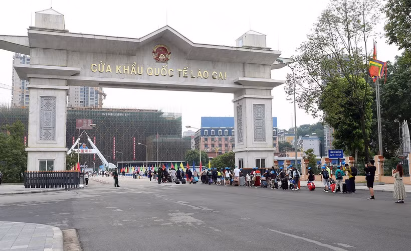 Du khách xuất cảnh qua cửa khẩu quốc tế Lào Cai. (Ảnh: Quốc Khánh/TTXVN)