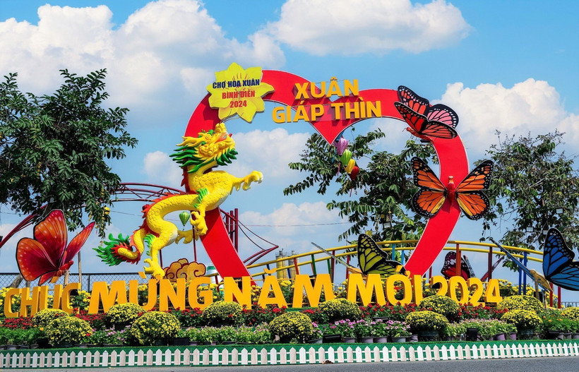 Cổng chào Chợ hoa Xuân Bình Điền 2024, Thành phố Hồ Chí Minh được thiết kế linh vật Tết Giáp Thìn. (Ảnh: Mỹ Phương/TTXVN)