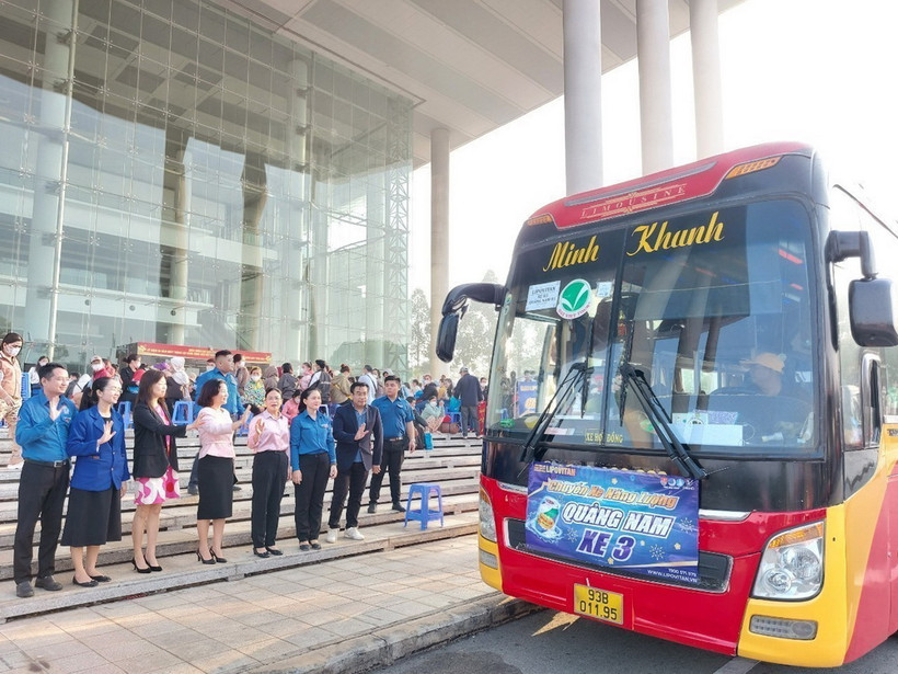 Lãnh đạo tỉnh Bình Dương tiễn thanh niên công nhân về quê. (Ảnh: Dương Chí Tưởng/TTXVN)