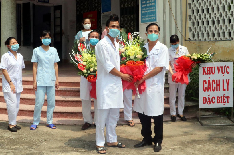 Lãnh đạo Bệnh viện đa khoa tỉnh Nam Định chúc mừng các y bác sỹ trực tiếp điều trị cho bệnh nhân COVID-19 tại Bệnh viện đa khoa tỉnh Nam Định. (Ảnh: Văn Đạt/TTXVN)