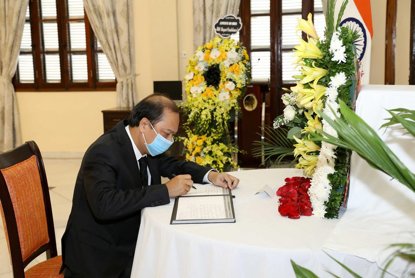 Thứ trưởng Bộ Ngoại giao Nguyễn Quốc Dũng viếng và ghi sổ tang tại Đại sứ quán Ấn Độ. (Ảnh: Văn Điệp/TTXVN)