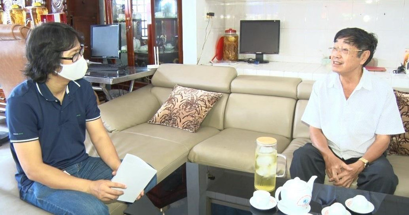 Người chiến sỹ công binh Trần Văn Phú trao đổi với phóng viên TTXVN. (Ảnh: Sỹ Tuyên/TTXVN)