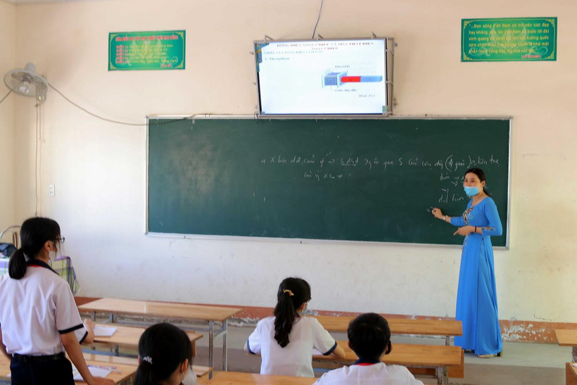 Tiết học môn Vật lý của học sinh khối lớp 9 Trường THCS Võ Thị Sáu, phường 6, thành phố Cà Mau, tỉnh Cà Mau, được nhà trường bố trí giãn cách để phòng, chống dịch COVID-19. (Ảnh: Kim Há/TTXVN)