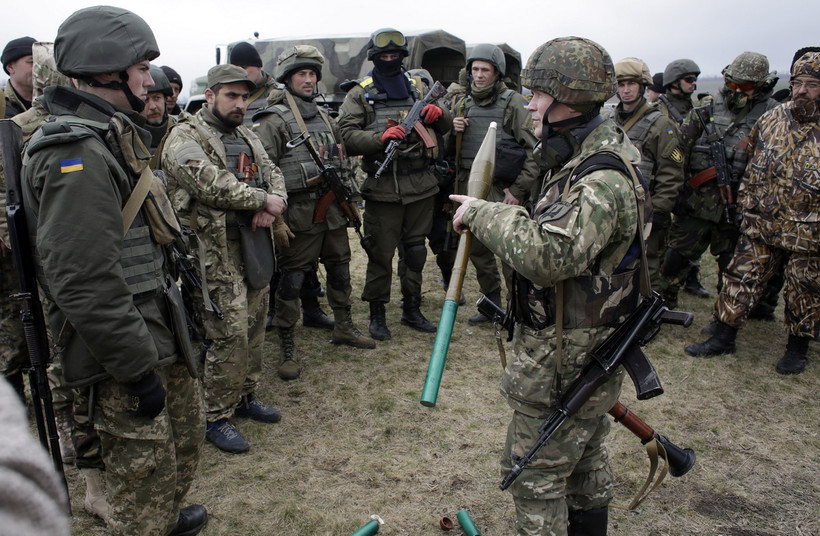 Các binh sỹ Ukraine trong một buổi diễn tập quân sự ở thành phố Mariupol, tỉnh Donetsk, miền Đông Nam nước này. (Ảnh: AFP/TTXVN)