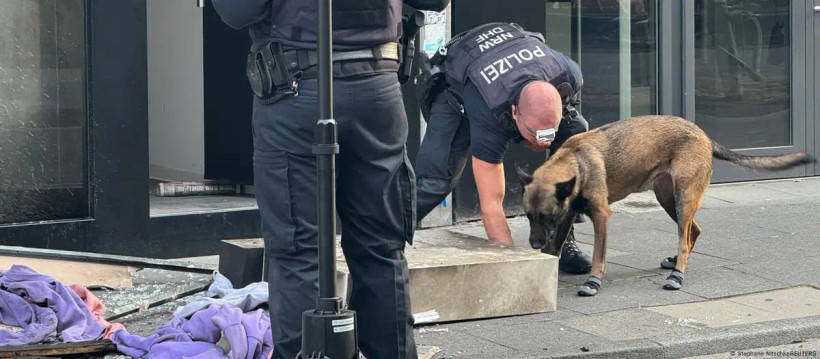 Cảnh sát và chó nghiệp vụ đã có mặt tại hiện trường vụ nổ. (Nguồn: Reuters)