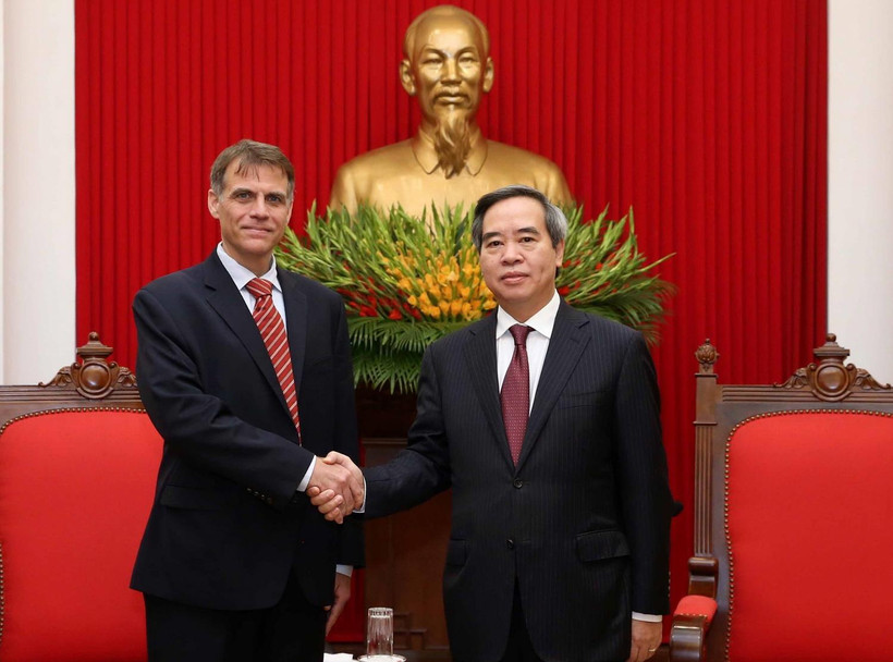 Trưởng ban Kinh tế Trung ương Nguyễn Văn Bình tiếp Phó Trợ lý Bộ trưởng Tài chính Hoa Kỳ Robert Kaproth. (Ảnh: Phương Hoa/TTXVN)