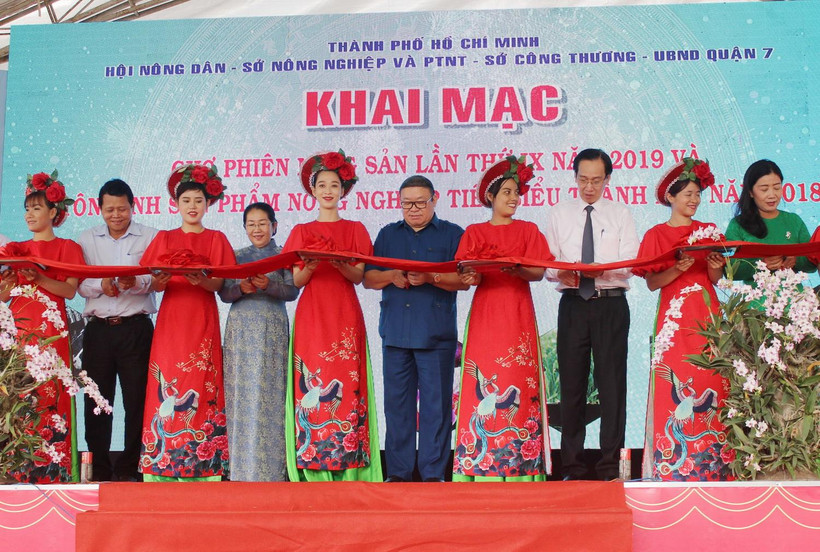 Cắt băng khai mạc Chợ phiên nông sản thành phố Hồ Chí Minh năm 2019. (Ảnh: Xuân Anh/TTXVN)
