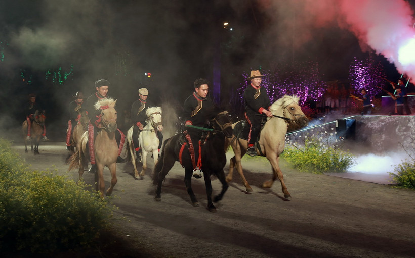 Chương trình nghệ thuật tại lễ khai mạc Festival Cao nguyên trắng Bắc Hà 2024. (Ảnh: Quốc Khánh/TTXVN)