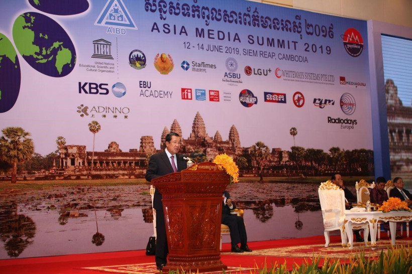 Thủ tướng Hoàng Gia Campuchia Hun Sen phát biểu khai mạc hội nghị. (Ảnh: PV/TTXVN)