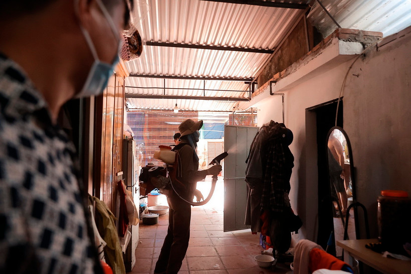 Phun thuốc muỗi, xử lý ổ dịch sốt xuất huyết tại xã Thượng Mỗ (huyện Đan Phượng). (Ảnh: Minh Quyết/TTXVN)