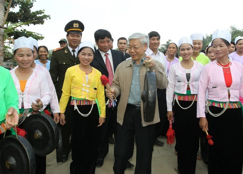 Tổng Bí thư Nguyễn Phú Trọng cùng đánh cồng với đồng bào dân tộc Mường trong Ngày hội Đại đoàn kết toàn dân tộc khu dân cư xóm Cầu, xã Bắc Sơn, huyện Kim Bôi, tỉnh Hòa Bình (13/11/2011). (Ảnh: Trí Dũng/TTXVN)