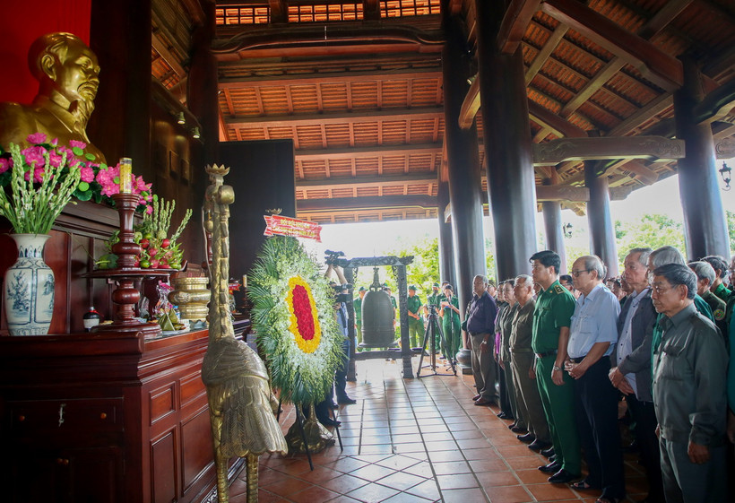 Đại biểu tưởng niệm các liệt sỹ đã anh dũng hy sinh trong chiến tranh bảo vệ biên giới Tây Nam (1977-1979). (Ảnh: Giang Phương/TTXVN)