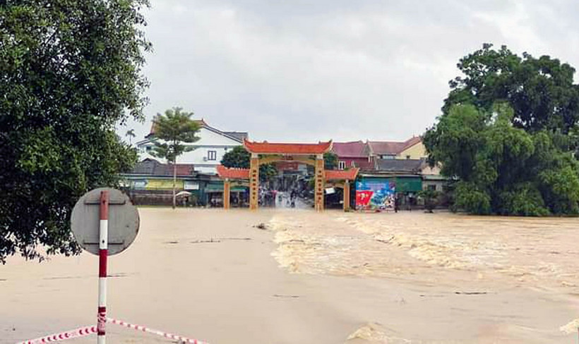 Mưa lớn nước từ thượng nguồn đổ về làm ngập cầu tràn Phá Giang (Hương Sơn). (Ảnh: TTXVN phát)