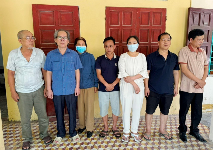 Các đối tượng liên quan đến hành vi đánh bạc. (Ảnh: TTXVN phát)