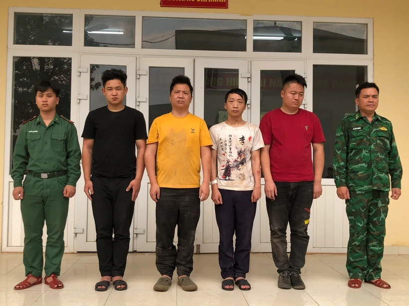 Các đối tượng bị Bộ đội Biên phòng tỉnh Quảng Trị bắt giữ. (Ảnh: TTXVN phát)