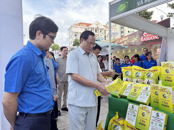 Phó Chủ tịch Quốc hội Trần Quang Phương thăm một gian hàng sản phẩm OCOP của thanh niên. (Ảnh: Trung Hiếu/TTXVN)